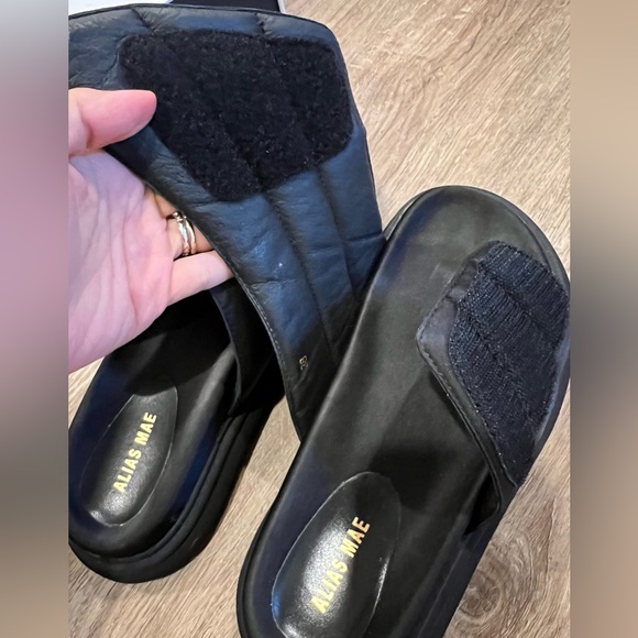 Alias Mae Women’s Clove Black Puffer Quilted Slide Sandals with box - Picture 3 of 12